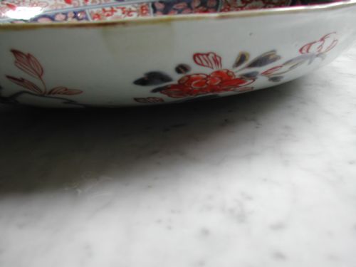 JAPANESE LARGE IMARI DISH DECORATED WITH FIGURES AND DOGS IN A LANDSCAPE 18TH CENTURY - ADDITIONAL PHOTO 12
