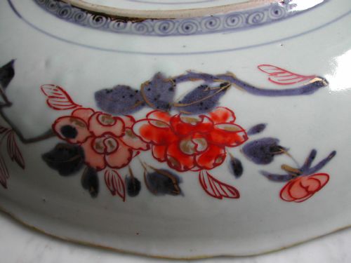 JAPANESE LARGE IMARI DISH DECORATED WITH FIGURES AND DOGS IN A LANDSCAPE 18TH CENTURY - ADDITIONAL PHOTO 14