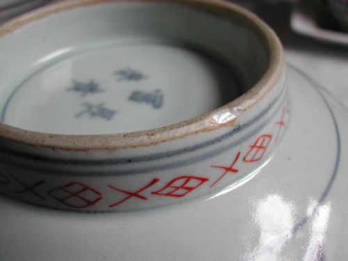 A LARGE DEEP JAPANESE IMARI BOWL DATING TO FIRST QUARTER 18TH CENTURY - ADDITIONAL PHOTO 9