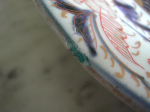 A RARE JAPANESE IMARI PLATE DECORATED WITH PEA HEN EARLY 18TH CENTURY - ADDITIONAL PHOTO 4