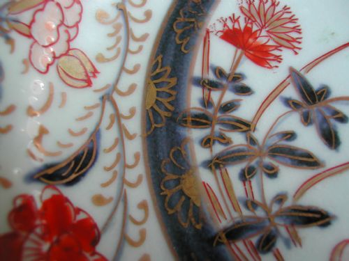 A RARE JAPANESE IMARI PLATE DECORATED WITH PEA HEN EARLY 18TH CENTURY - ADDITIONAL PHOTO 5
