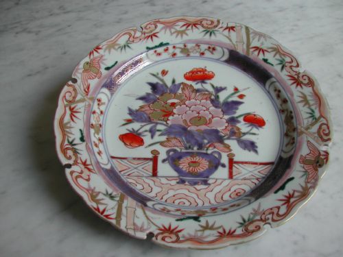 A FINE AND RARE JAPANESE IMARI DISH WITH SERRATED RIM EARLY 18TH CENTURY - ADDITIONAL PHOTO 2