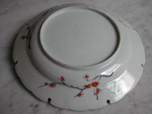 A FINE AND RARE JAPANESE IMARI DISH WITH SERRATED RIM EARLY 18TH CENTURY - ADDITIONAL PHOTO 3