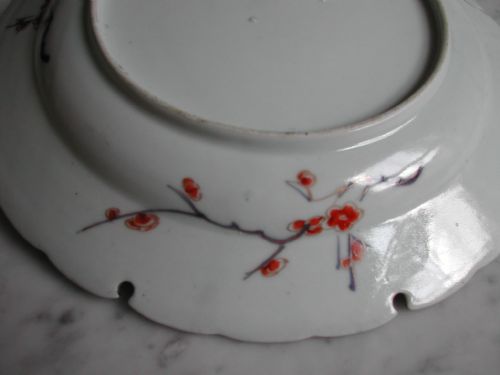 A FINE AND RARE JAPANESE IMARI DISH WITH SERRATED RIM EARLY 18TH CENTURY - ADDITIONAL PHOTO 4