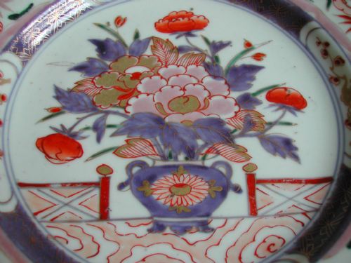A FINE AND RARE JAPANESE IMARI DISH WITH SERRATED RIM EARLY 18TH CENTURY - ADDITIONAL PHOTO 6