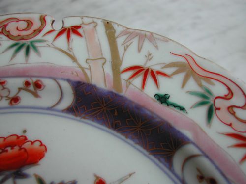 A FINE AND RARE JAPANESE IMARI DISH WITH SERRATED RIM EARLY 18TH CENTURY - ADDITIONAL PHOTO 7