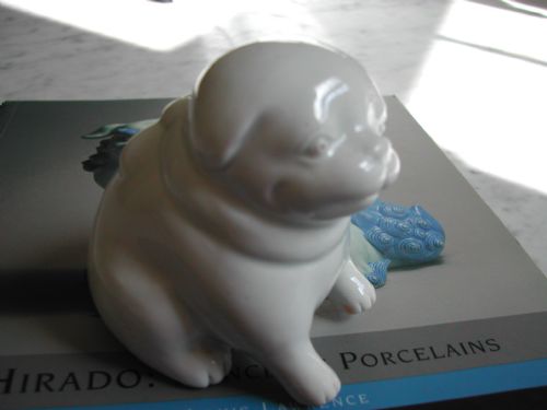 A GOOD HIRADO WATER DROPPER MODELLED AS A SEATED PUPPY MEIJI PERIOD - ADDITIONAL PHOTO 2