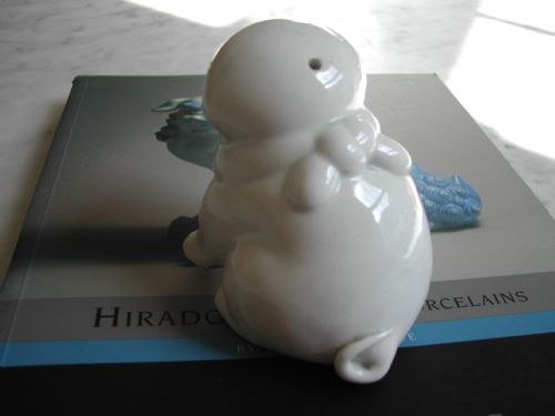 A GOOD HIRADO WATER DROPPER MODELLED AS A SEATED PUPPY MEIJI PERIOD - ADDITIONAL PHOTO 3