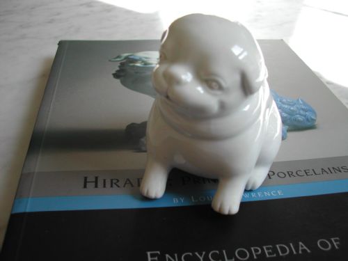 A GOOD HIRADO WATER DROPPER MODELLED AS A SEATED PUPPY MEIJI PERIOD - ADDITIONAL PHOTO 4