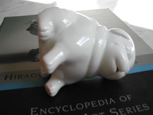 A GOOD HIRADO WATER DROPPER MODELLED AS A SEATED PUPPY MEIJI PERIOD - ADDITIONAL PHOTO 9