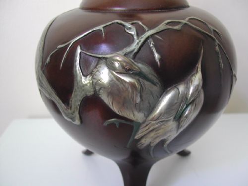 A FINE JAPANESE MIXED MEDIA BRONZE KORO DECORATED WITH HERON IN HIGH RELIEF SIGNED SEIYA MEIJI PEROD - ADDITIONAL PHOTO 1