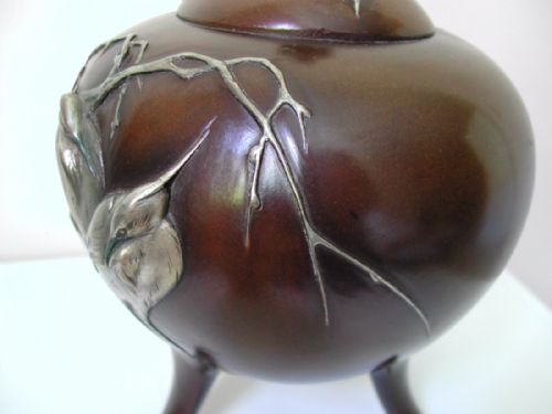A FINE JAPANESE MIXED MEDIA BRONZE KORO DECORATED WITH HERON IN HIGH RELIEF SIGNED SEIYA MEIJI PEROD - ADDITIONAL PHOTO 3