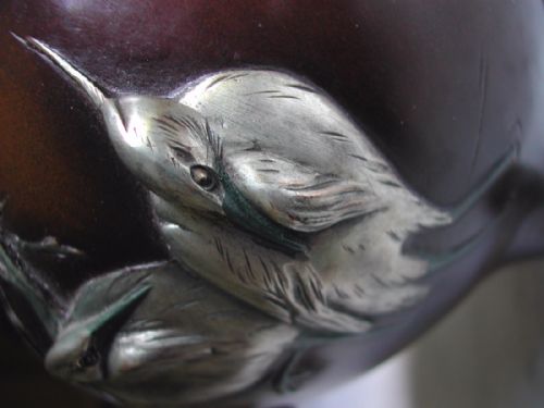A FINE JAPANESE MIXED MEDIA BRONZE KORO DECORATED WITH HERON IN HIGH RELIEF SIGNED SEIYA MEIJI PEROD - ADDITIONAL PHOTO 4