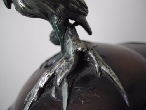 A FINE JAPANESE MIXED MEDIA BRONZE KORO DECORATED WITH HERON IN HIGH RELIEF SIGNED SEIYA MEIJI PEROD - ADDITIONAL PHOTO 7