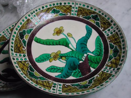 A FINE PAIR OF AO KUTANI SHALLOW DISHES 19TH CENTURY - ADDITIONAL PHOTO 3
