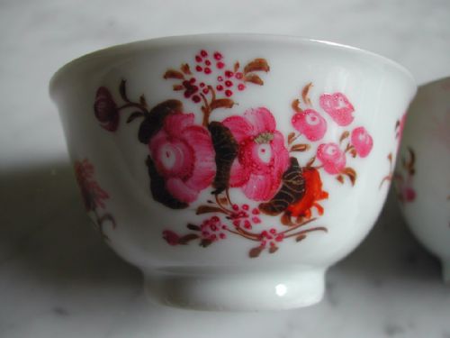 A PAIR OF CHINESE EXPORT WARE TEA BOWLS FROM THE SECOND HALF OF THE 18TH CENTURY - ADDITIONAL PHOTO 1