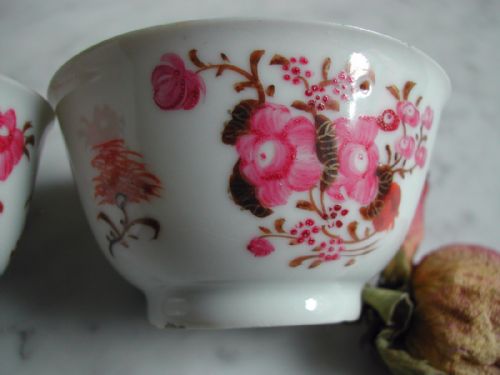 A PAIR OF CHINESE EXPORT WARE TEA BOWLS FROM THE SECOND HALF OF THE 18TH CENTURY - ADDITIONAL PHOTO 2