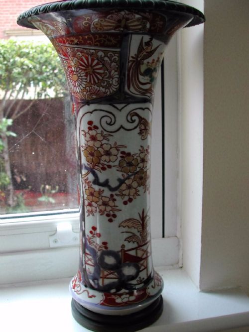 A JAPANESE LARGE IMARI ORMOLU MOUNTED TRUMPET VASE 18TH CENTRY - ADDITIONAL PHOTO 3