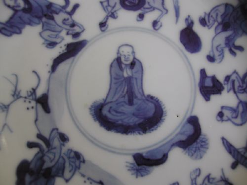 A VERY FINE SMALL CHINESE BLUE WHITE SAUCER DISH KANGXI PERIOD - ADDITIONAL PHOTO 2