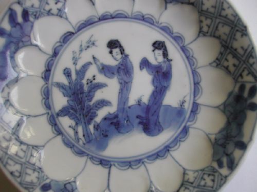 A FINE SMALL CHINESE BLUE WHITE MOULDED SAUCER DISH KANGXI PERIOD - ADDITIONAL PHOTO 1