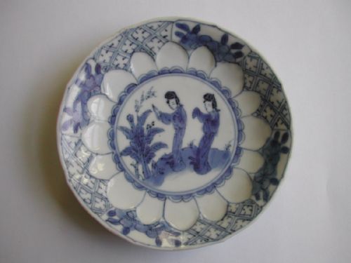 A FINE SMALL CHINESE BLUE WHITE MOULDED SAUCER DISH KANGXI PERIOD - ADDITIONAL PHOTO 2