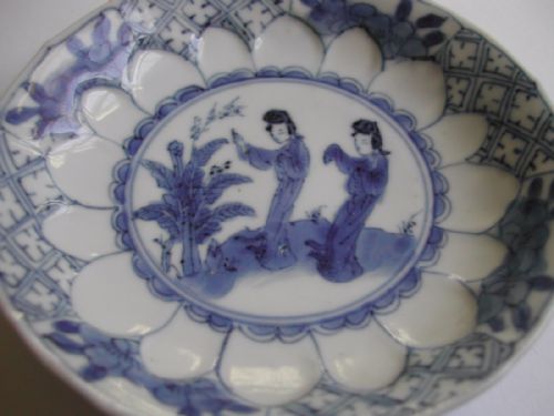 A FINE SMALL CHINESE BLUE WHITE MOULDED SAUCER DISH KANGXI PERIOD - ADDITIONAL PHOTO 3