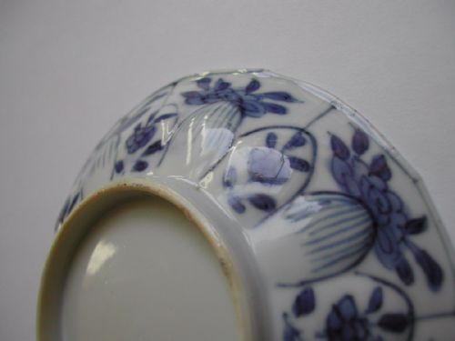 A FINE SMALL CHINESE BLUE WHITE MOULDED SAUCER DISH KANGXI PERIOD - ADDITIONAL PHOTO 4