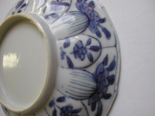 A FINE SMALL CHINESE BLUE WHITE MOULDED SAUCER DISH KANGXI PERIOD - ADDITIONAL PHOTO 5