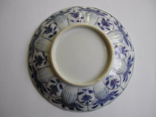 A FINE SMALL CHINESE BLUE WHITE MOULDED SAUCER DISH KANGXI PERIOD - ADDITIONAL PHOTO 6