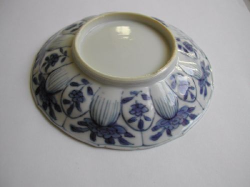 A FINE SMALL CHINESE BLUE WHITE MOULDED SAUCER DISH KANGXI PERIOD - ADDITIONAL PHOTO 7