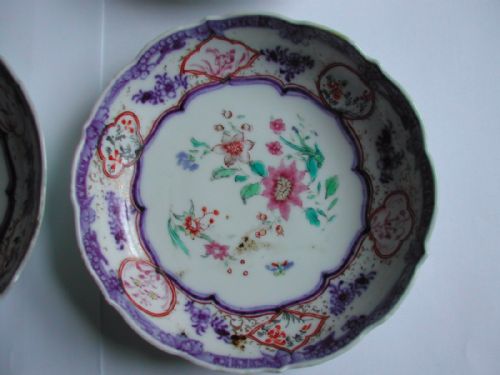 A SET OF 4 CHINESE UNDERGLAZE BLUE AND FAMILLE ROSE DECORATED SAUCER DISHES CIRCA 1750 - ADDITIONAL PHOTO 3