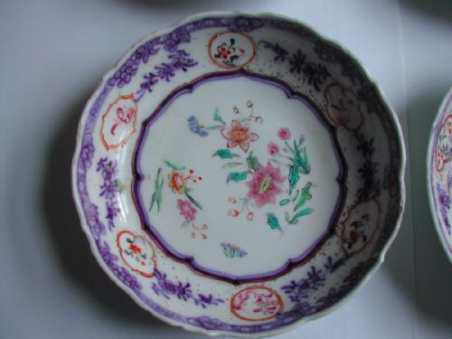 A SET OF 4 CHINESE UNDERGLAZE BLUE AND FAMILLE ROSE DECORATED SAUCER DISHES CIRCA 1750 - ADDITIONAL PHOTO 4