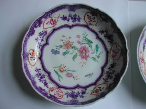 A SET OF 4 CHINESE UNDERGLAZE BLUE AND FAMILLE ROSE DECORATED SAUCER DISHES CIRCA 1750 - ADDITIONAL PHOTO 5