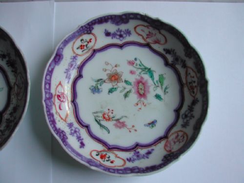 A SET OF 4 CHINESE UNDERGLAZE BLUE AND FAMILLE ROSE DECORATED SAUCER DISHES CIRCA 1750 - ADDITIONAL PHOTO 6
