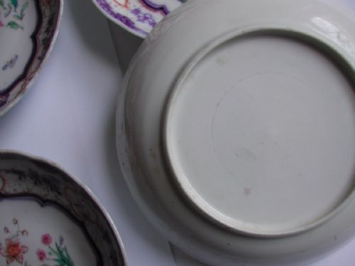 A SET OF 4 CHINESE UNDERGLAZE BLUE AND FAMILLE ROSE DECORATED SAUCER DISHES CIRCA 1750 - ADDITIONAL PHOTO 7