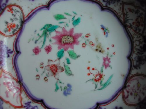 A SET OF 4 CHINESE UNDERGLAZE BLUE AND FAMILLE ROSE DECORATED SAUCER DISHES CIRCA 1750 - ADDITIONAL PHOTO 8