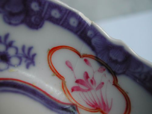 A SET OF 4 CHINESE UNDERGLAZE BLUE AND FAMILLE ROSE DECORATED SAUCER DISHES CIRCA 1750 - ADDITIONAL PHOTO 9