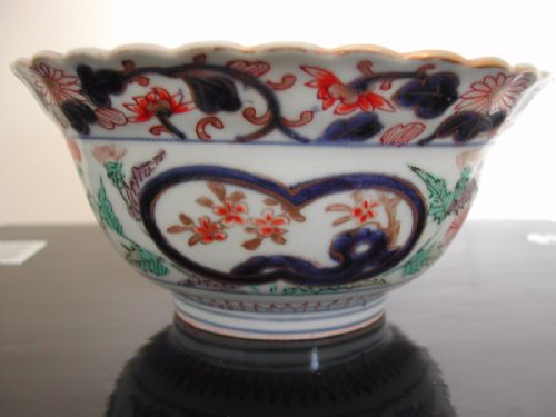 A FINE JAPANESE IMARI BOWL WITH FLUTED EVERTED RIM FIRST HALF 18TH CENTURY - ADDITIONAL PHOTO 1