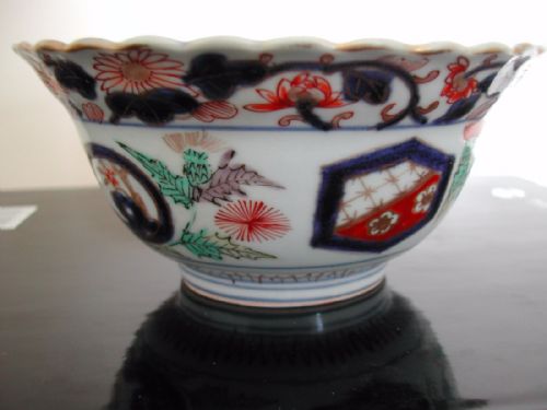 A FINE JAPANESE IMARI BOWL WITH FLUTED EVERTED RIM FIRST HALF 18TH CENTURY - ADDITIONAL PHOTO 2