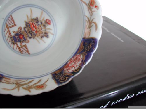 A FINE JAPANESE IMARI BOWL WITH FLUTED EVERTED RIM FIRST HALF 18TH CENTURY - ADDITIONAL PHOTO 3