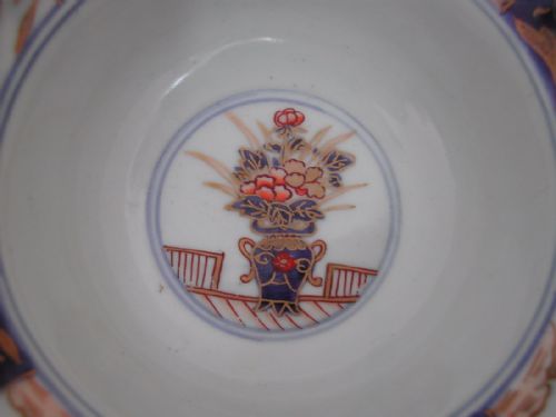 A FINE JAPANESE IMARI BOWL WITH FLUTED EVERTED RIM FIRST HALF 18TH CENTURY - ADDITIONAL PHOTO 4