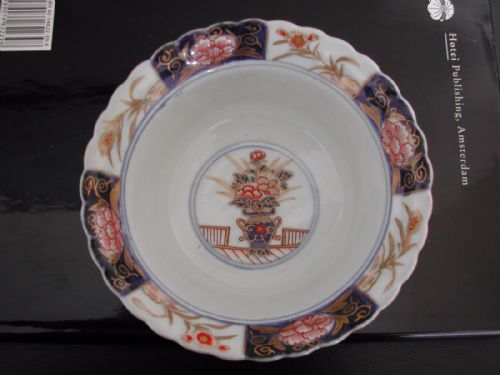 A FINE JAPANESE IMARI BOWL WITH FLUTED EVERTED RIM FIRST HALF 18TH CENTURY - ADDITIONAL PHOTO 5