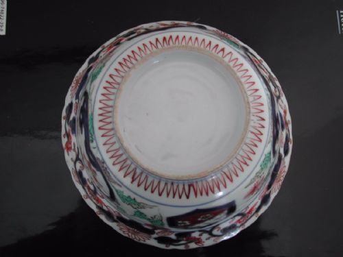 A FINE JAPANESE IMARI BOWL WITH FLUTED EVERTED RIM FIRST HALF 18TH CENTURY - ADDITIONAL PHOTO 6