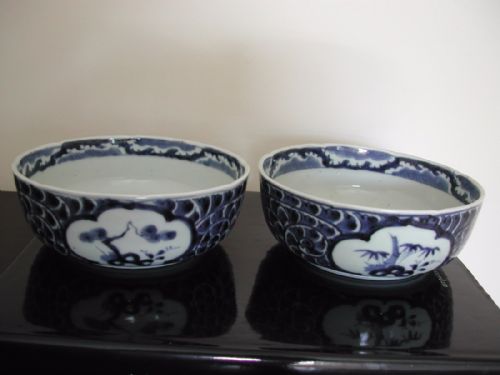 a good pair of japanese blue and white arita bowls with lobbed rims 18th century - CATEGORY: ANTIQUE CERAMICS - DATED 18TH CENTURY