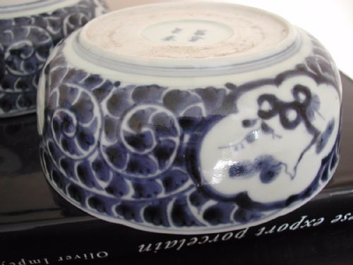 A GOOD PAIR OF JAPANESE BLUE AND WHITE ARITA BOWLS WITH LOBBED RIMS 18TH CENTURY - ADDITIONAL PHOTO 1