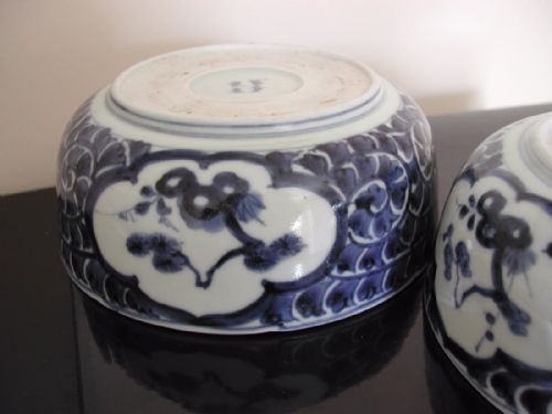 A GOOD PAIR OF JAPANESE BLUE AND WHITE ARITA BOWLS WITH LOBBED RIMS 18TH CENTURY - ADDITIONAL PHOTO 2