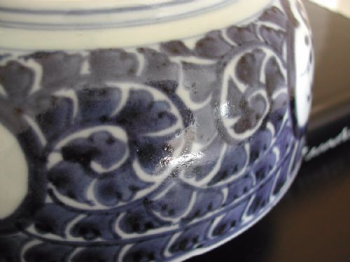 A GOOD PAIR OF JAPANESE BLUE AND WHITE ARITA BOWLS WITH LOBBED RIMS 18TH CENTURY - ADDITIONAL PHOTO 3