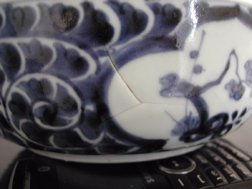 A GOOD PAIR OF JAPANESE BLUE AND WHITE ARITA BOWLS WITH LOBBED RIMS 18TH CENTURY - ADDITIONAL PHOTO 4