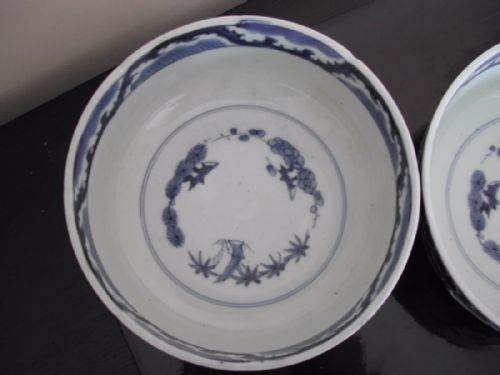 A GOOD PAIR OF JAPANESE BLUE AND WHITE ARITA BOWLS WITH LOBBED RIMS 18TH CENTURY - ADDITIONAL PHOTO 5