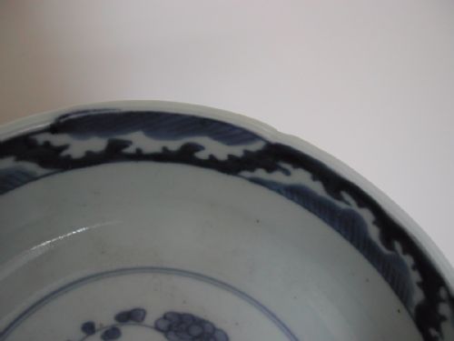 A GOOD PAIR OF JAPANESE BLUE AND WHITE ARITA BOWLS WITH LOBBED RIMS 18TH CENTURY - ADDITIONAL PHOTO 6